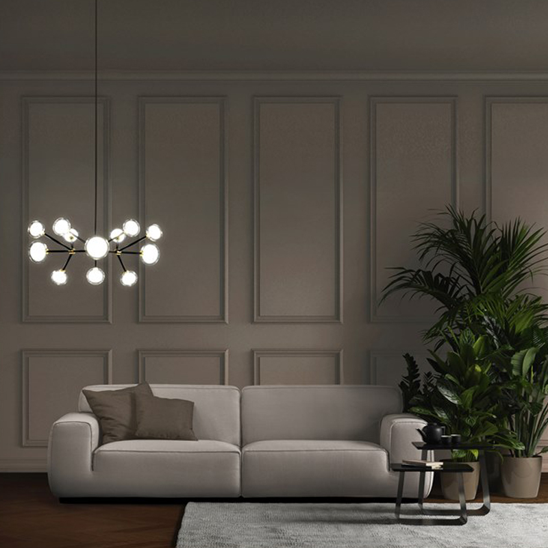 La illuminazione è parte integrante del dsign. Nella foto, lampadario sopra un divano.